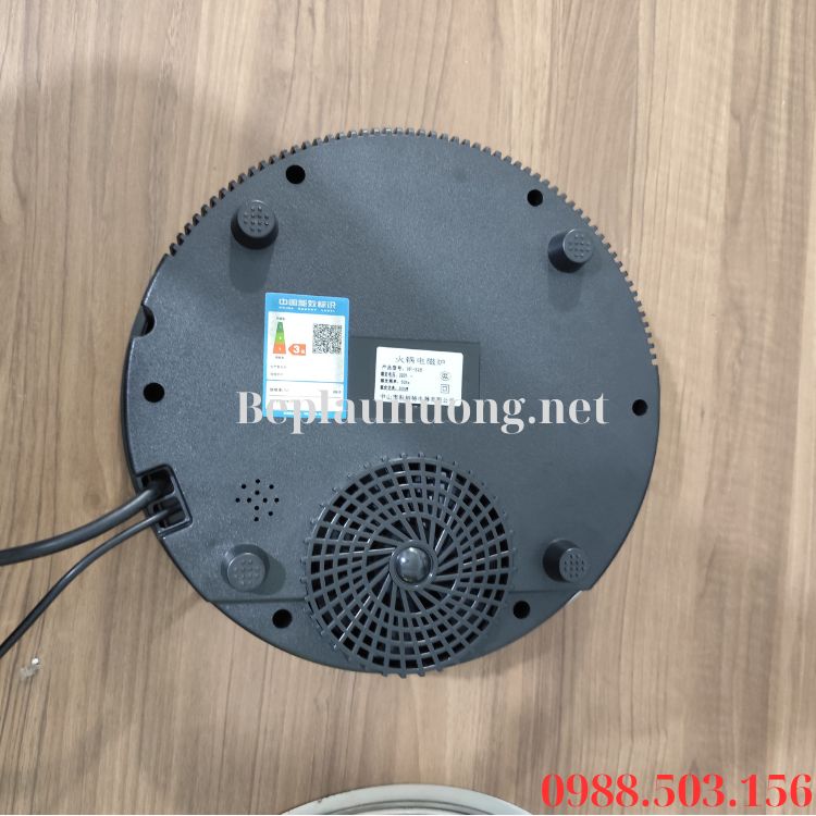 Mặt đáy của bếp từ âm bàn nhà hàng